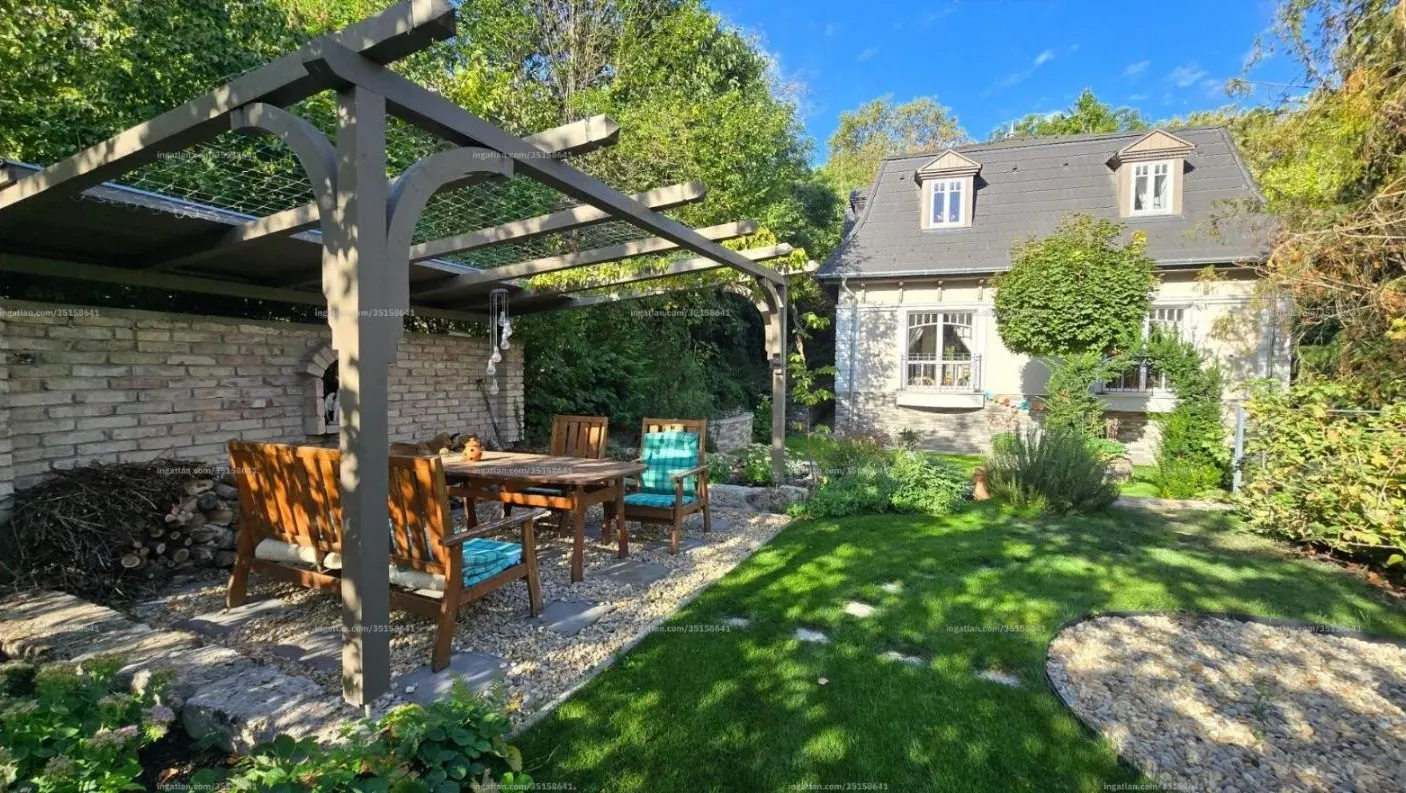 2019-ben épült villa 900 m²-es kerttel Istenhegyen – 1. kép