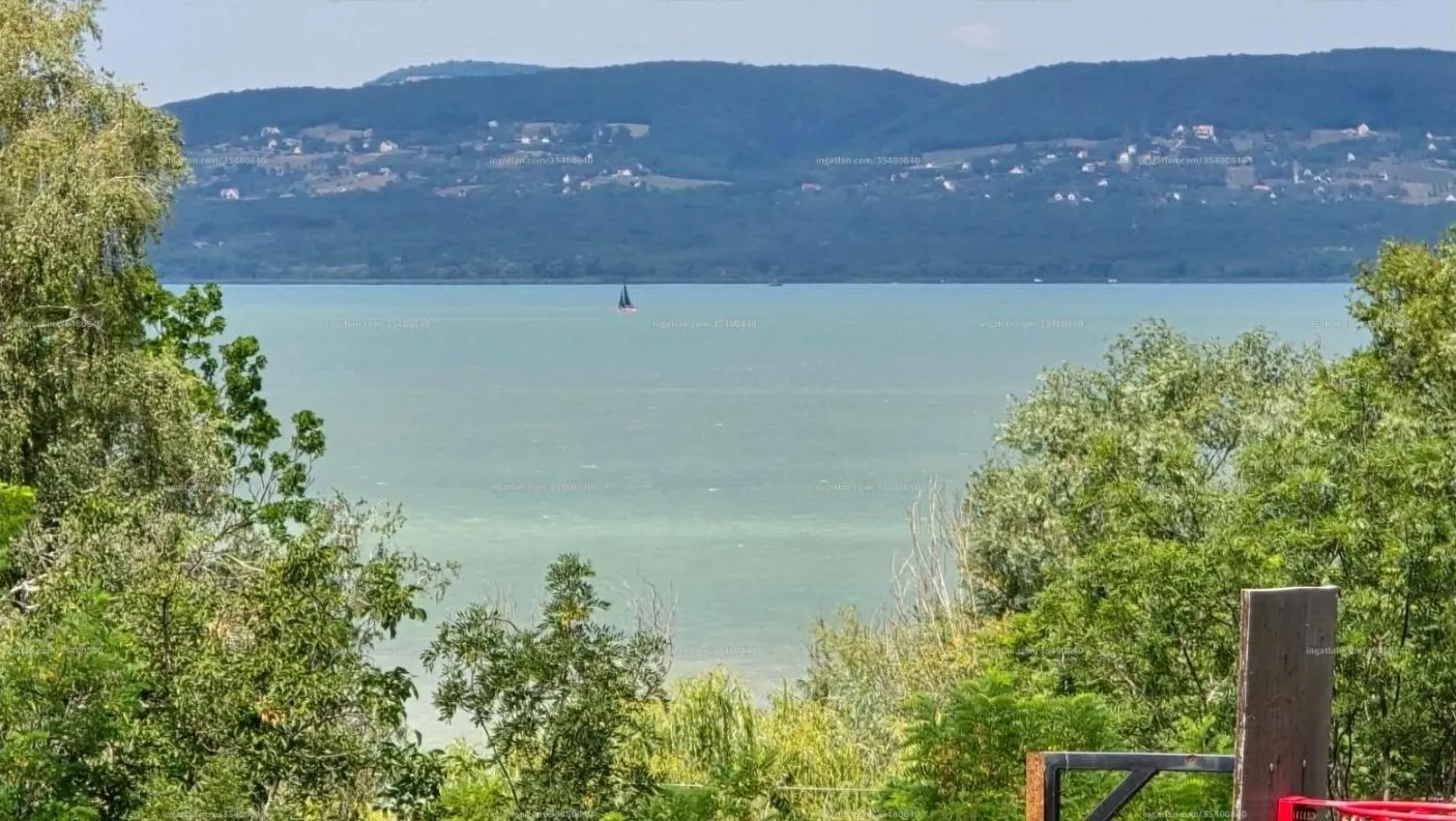 1774 m²-es, megosztható panorámás telek Balatonszárszón – 1. kép