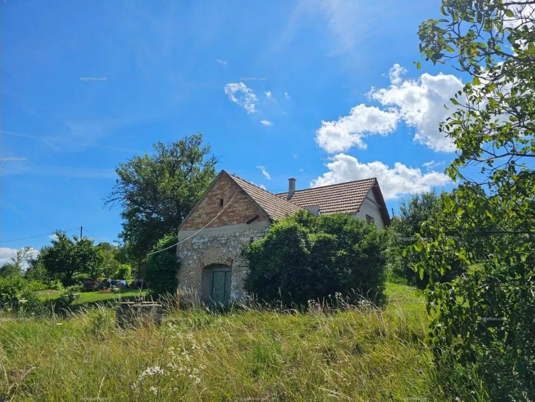 Felújítandó présház balatoni panorámával Pécselyen – 1. kép