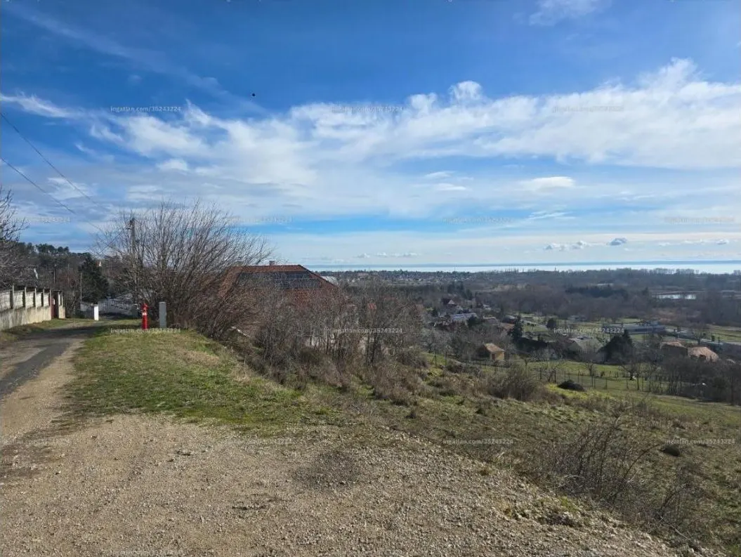 2770 m²-es panorámás telek Vonyarcvashegyen – 2. kép