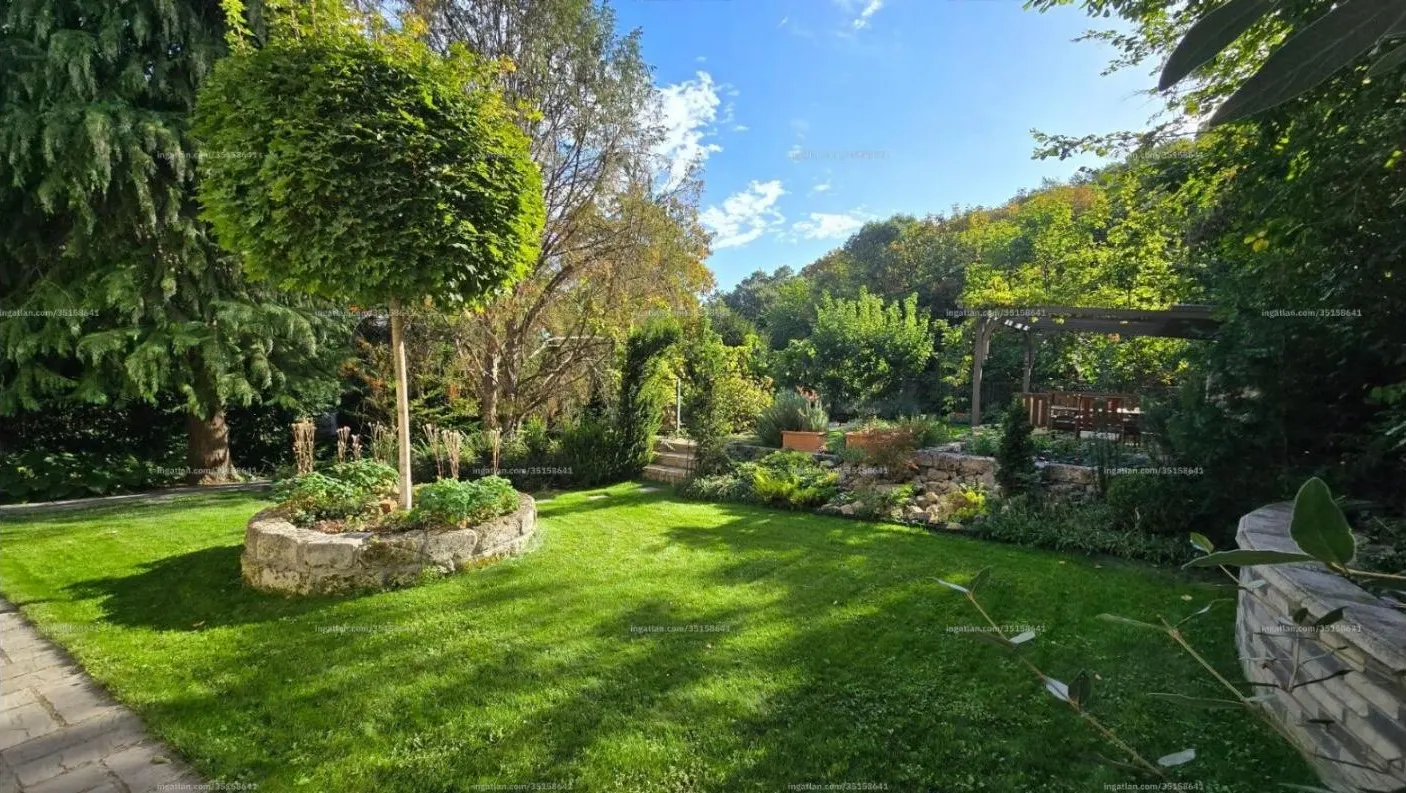 2019-ben épült villa 900 m²-es kerttel Istenhegyen – 3. kép